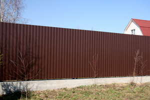 Установка забора из проф. листа.